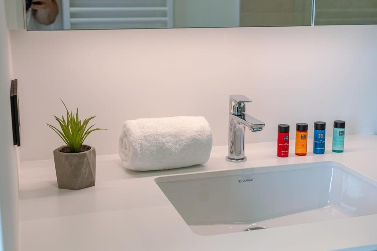 New, Luxurious And Modern Apartment With Private Parking Koksijde Exteriör bild