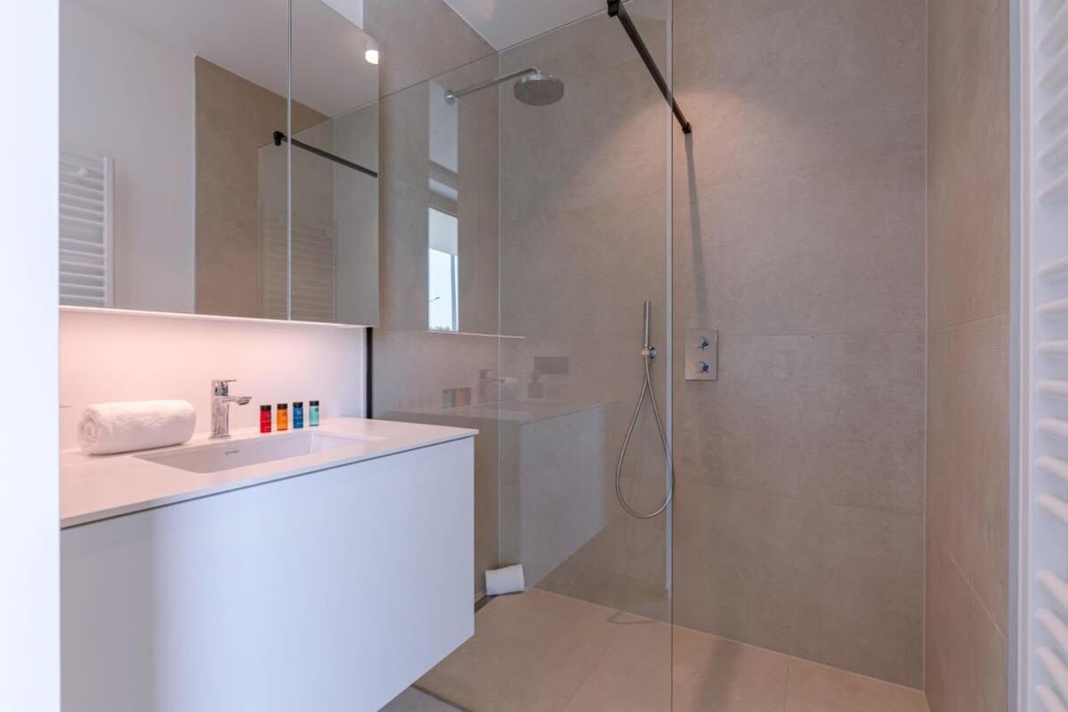 New, Luxurious And Modern Apartment With Private Parking Koksijde Exteriör bild